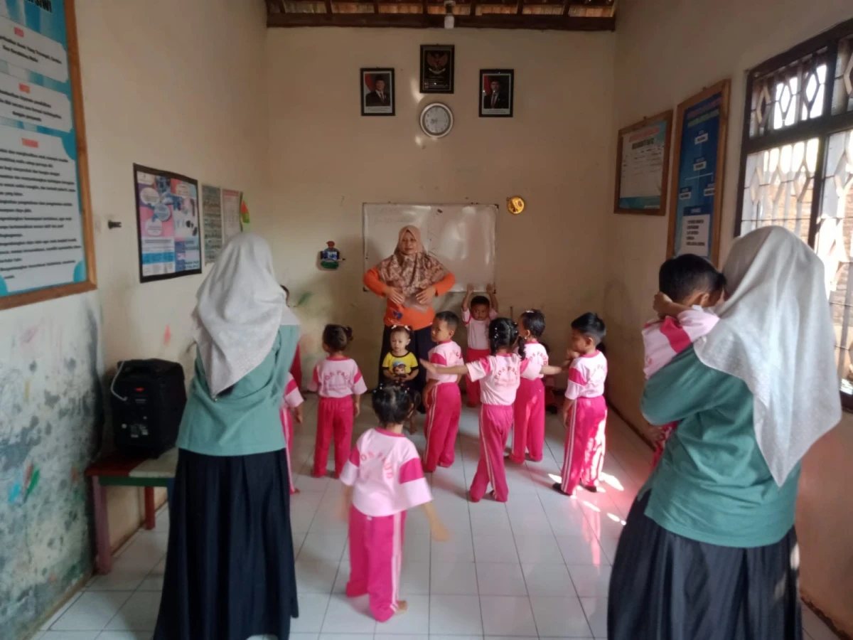 Kegiatan pembelajar pos PAUD bina siwi desa geneng