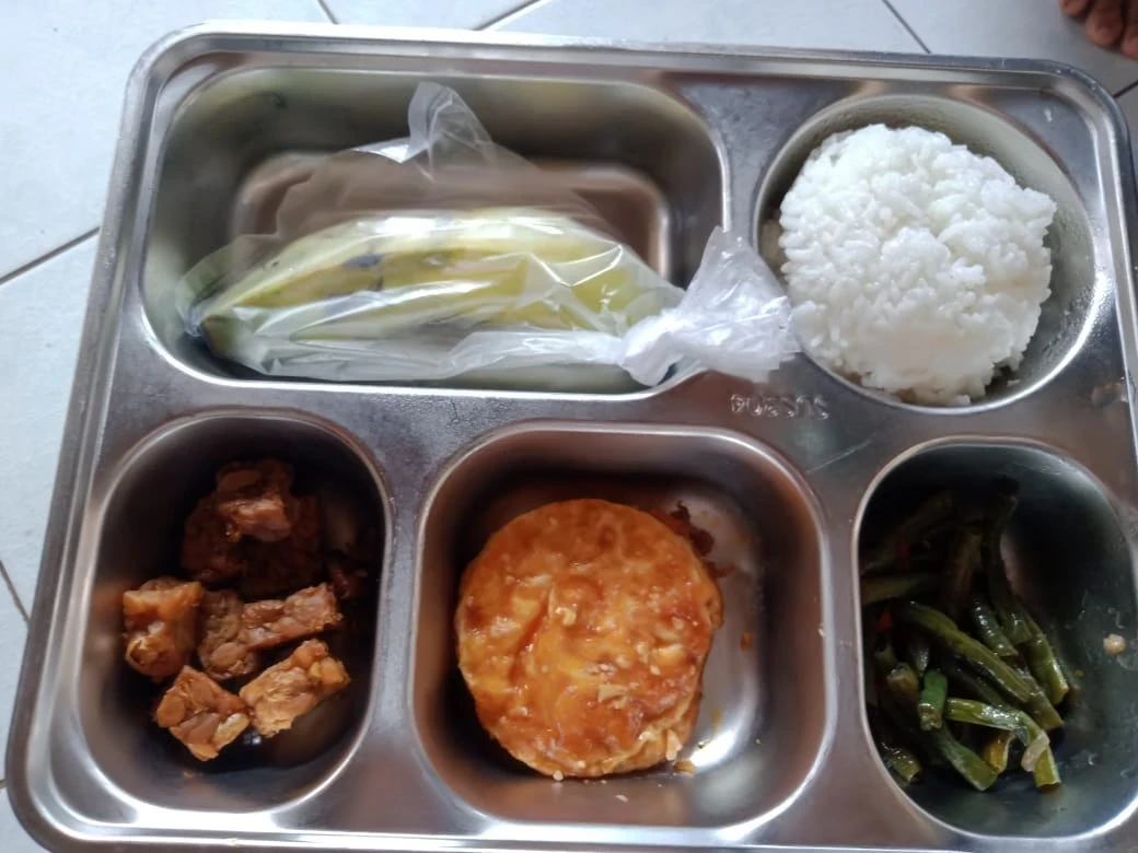 Kegiatan pembagian MBG di desa geneng
