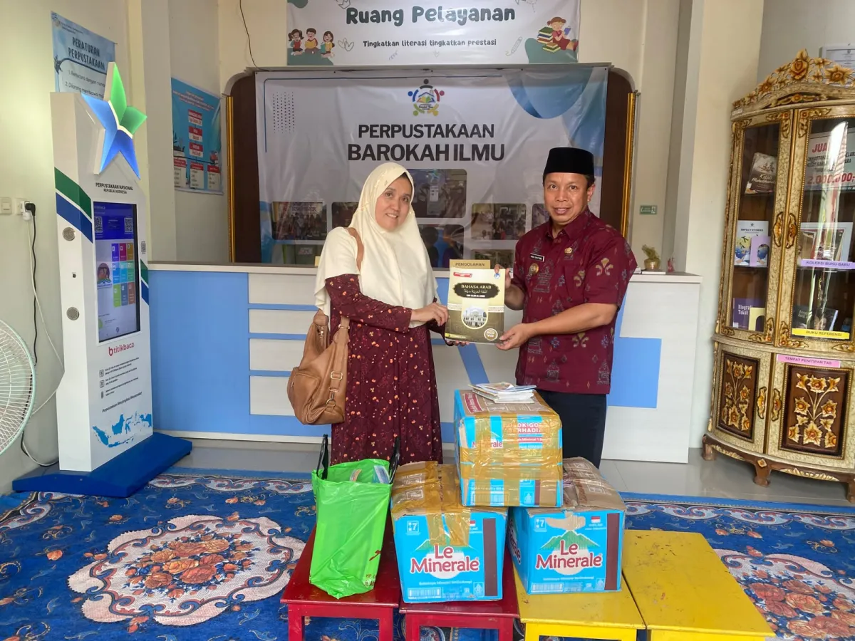 Pemberian Bantuan Buku dari Ibu Dr. Ines