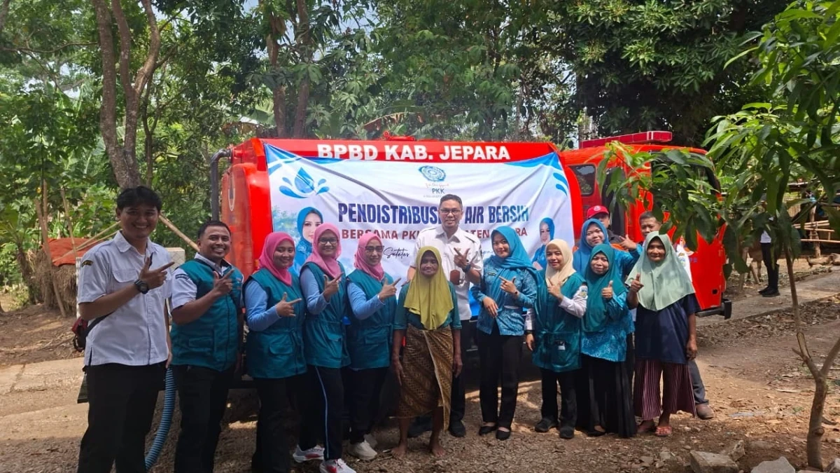 PENDISTRIBUSIAN BANTUAN AIR BERSIH DI DESA BANJARAN