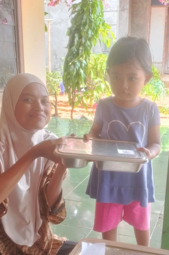 Pemberian Menu MBG untuk Ibu Hamil, Menyusui, dan Balita di Posyandu Harapan 6