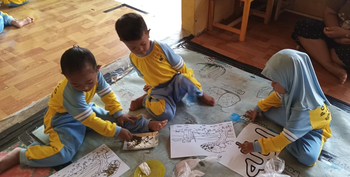 Kreativitas Anak Pos PAUD Ceria Karanggondang Lewat Kegiatan Kolase Biji-bijian