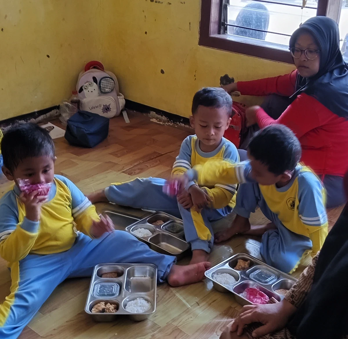 Pemberian Menu MBG untuk Siswa Pos PAUD Ceria Karanggondang
