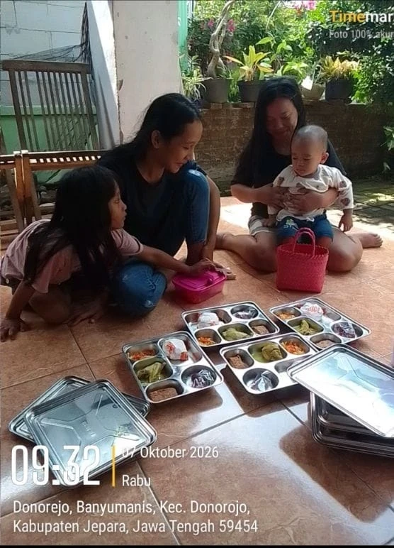 PENDISTRIBUSIAN PMT DAN MBG DI POS MAWAR MERAH 6 OLEH KADER POSYANDU