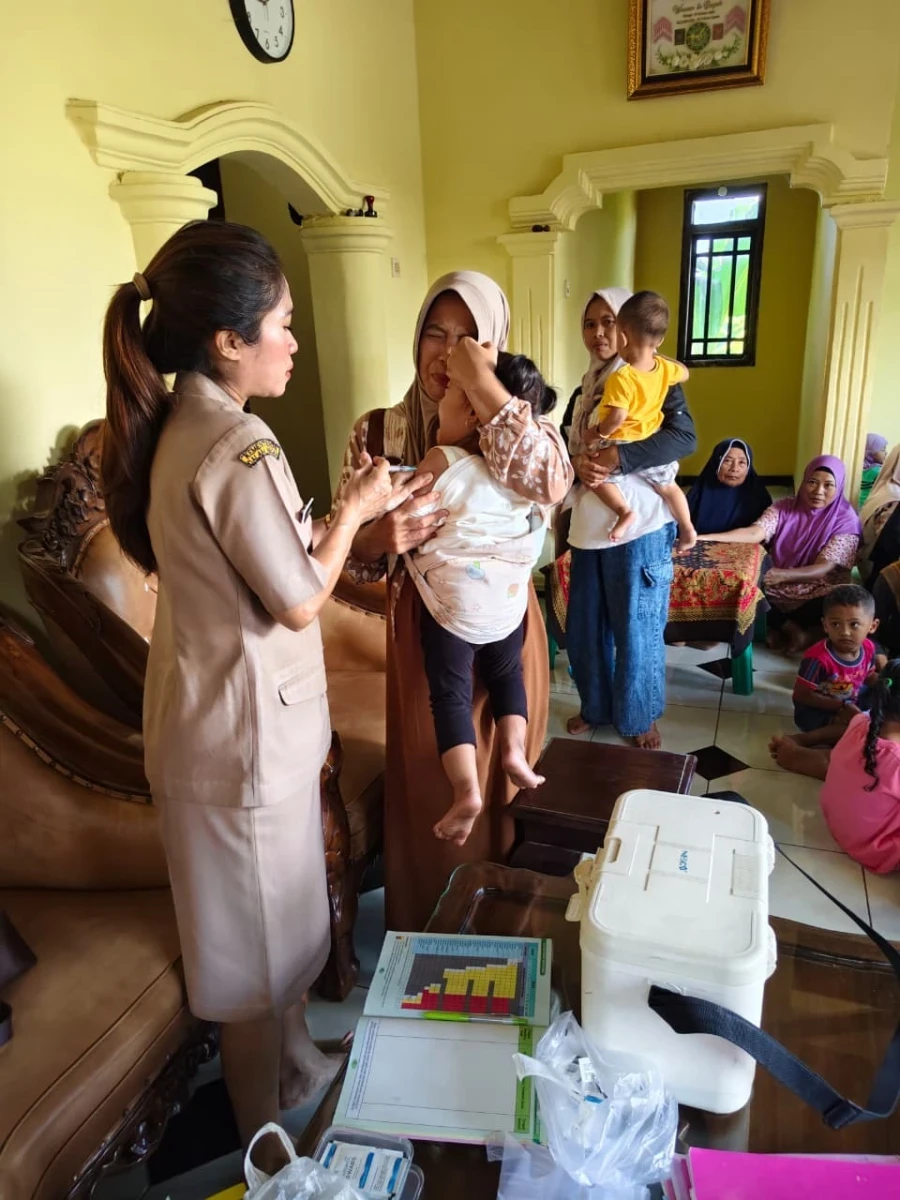 Pemberian imunisasi kepada balita 