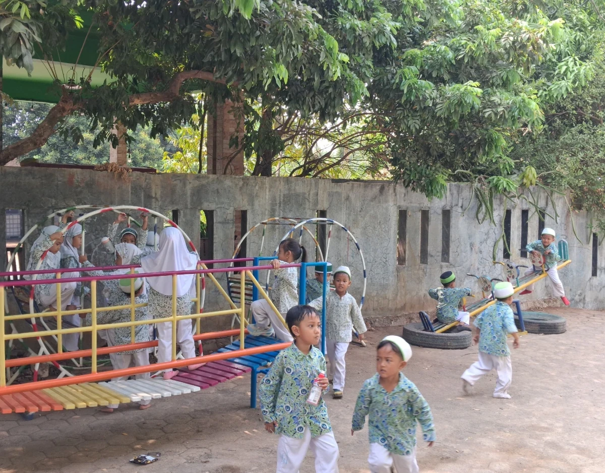 Sorak Ceria Anak-Anak RA Darul Huda 1 Karanggondang Sambut Jam Istirahat