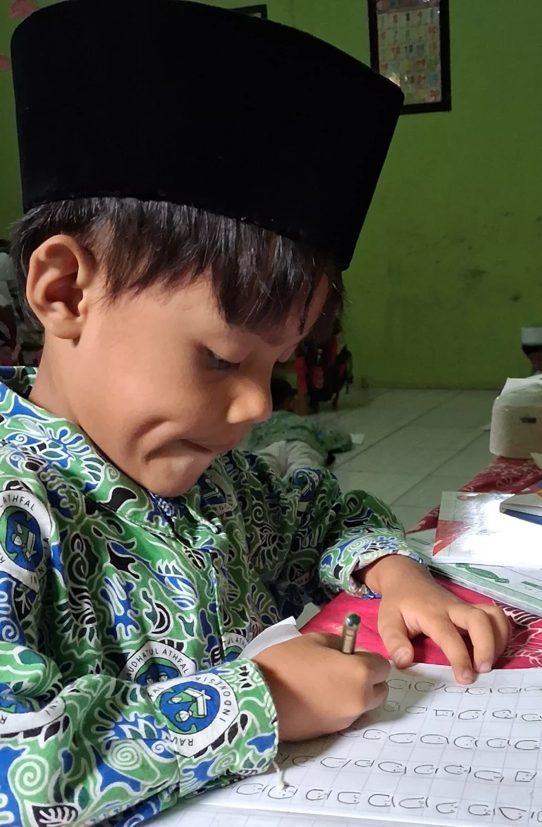Semangat Belajar Huruf Hijaiyah: Kelas A2 RA Darul Huda 1 Karanggondang Asyik Membaca dan Menulis
