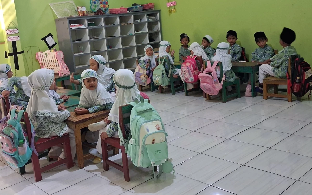 Semangat Kebangsaan Cilik: Kelas A2 RA Darul Huda 1 Karanggondang Belajar Menghafal Pancasila