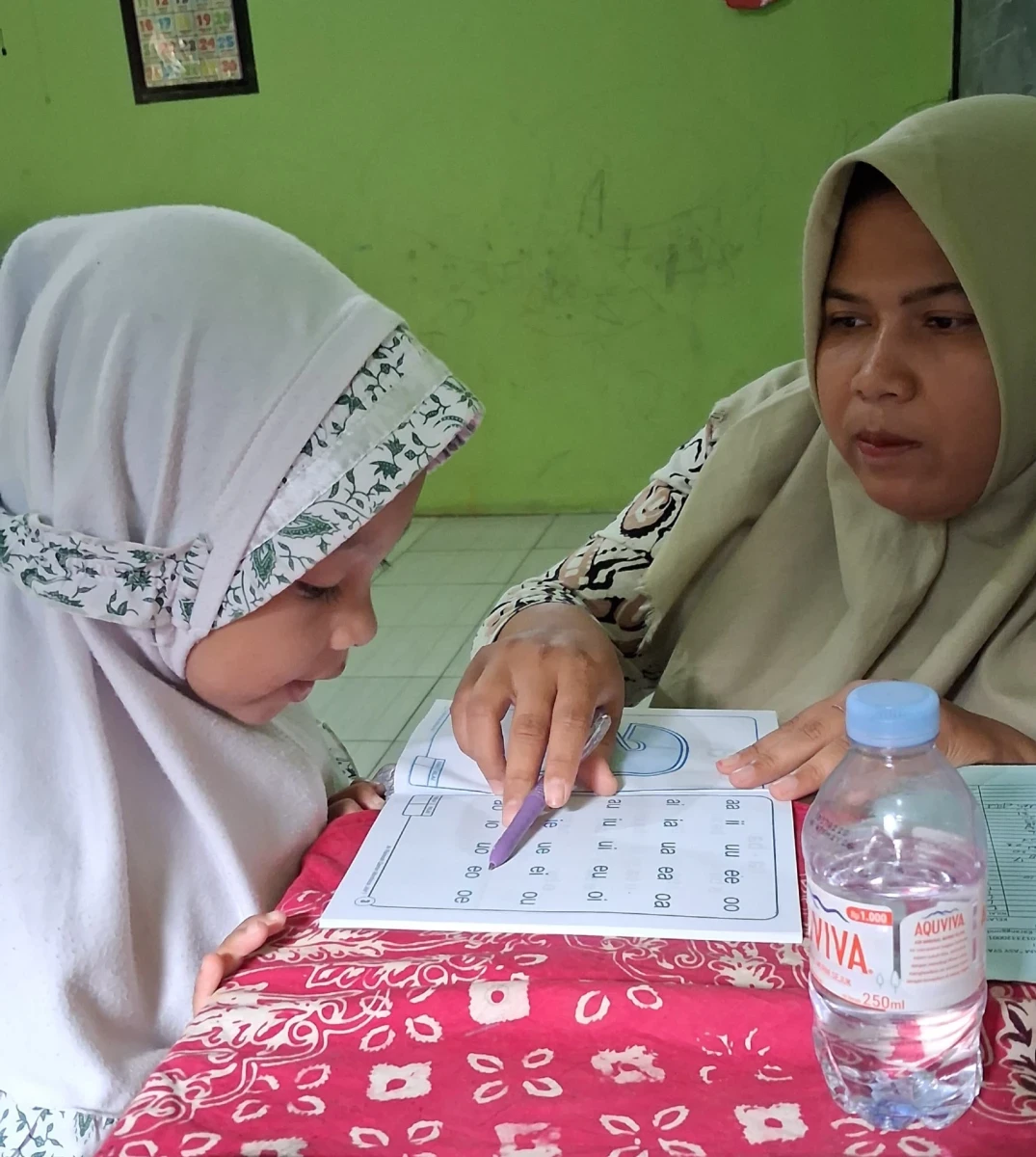 Kelas B RA Darul Huda 1 Karanggondang Asyik Mengenal Huruf Abjad