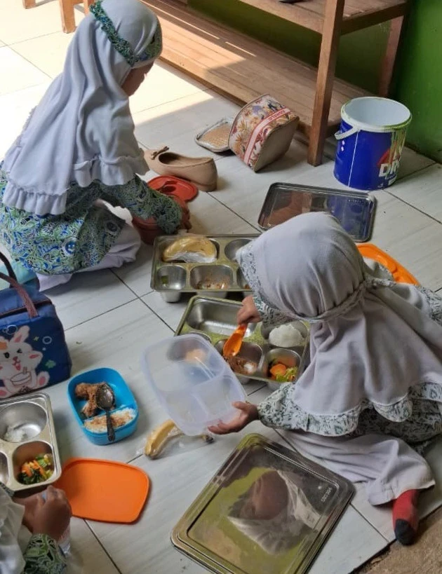 Sajian Sehat dan Bergizi: Nikmatnya Menu MBG Kelas RA Darul Huda 1 Karanggondang
