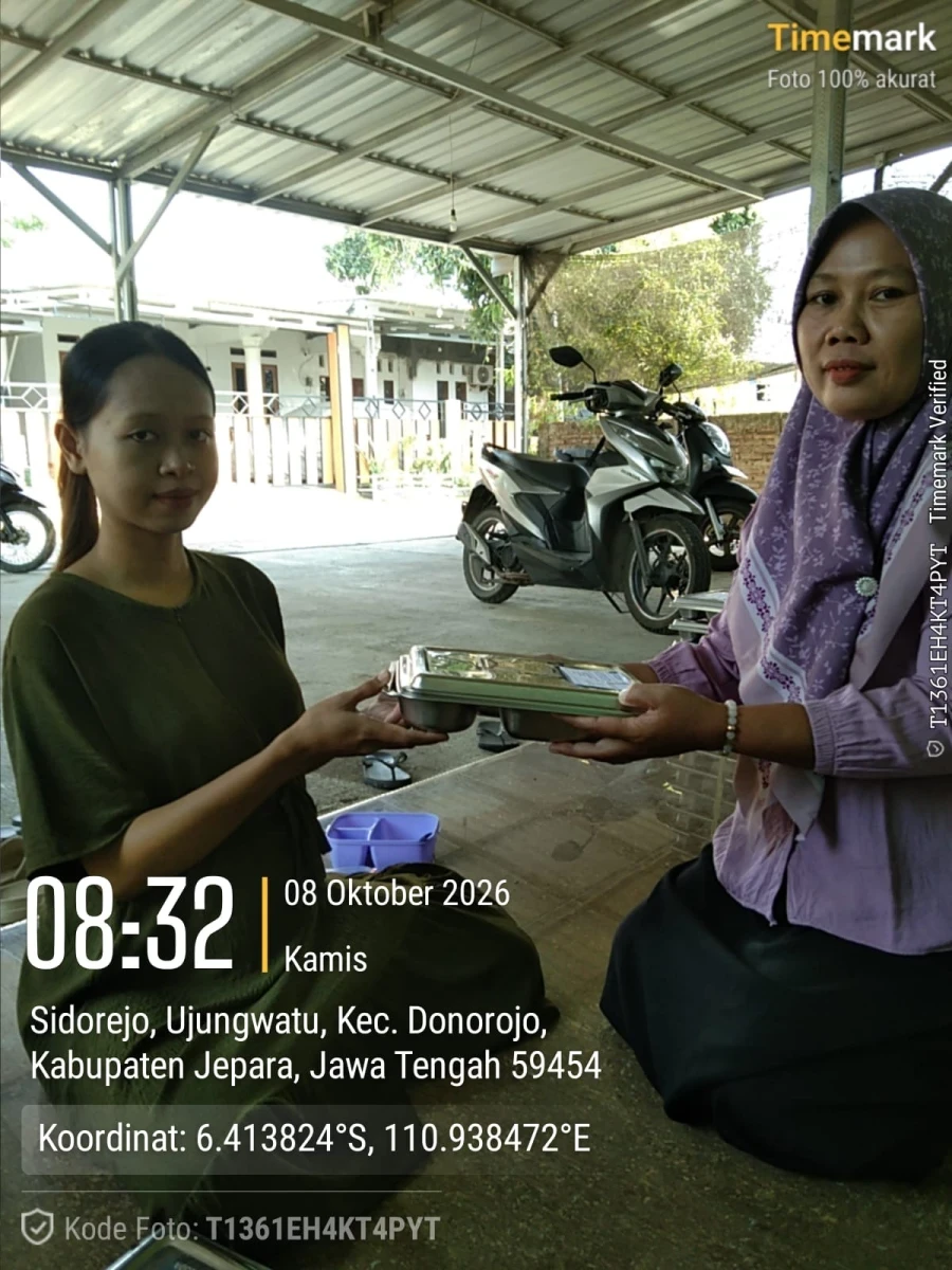 TP.PKK DESA DAMPINGI PENDISTRIBUSIAN MBG DI RW 02 POS 02 SIDOREJO