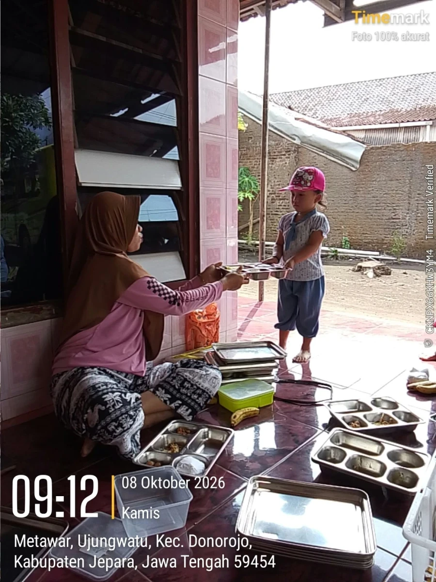 TP.PKK DESA DAMPINGI PENDISTRIBUSIAN MBG DI POS 04 RW 01 METAWAR