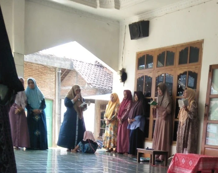 Pererat Tali Silaturahmi, Kelompok Ibu-Ibu RT 05 RW 04 Gelar Pengajian Rutin di Mushola Setempat