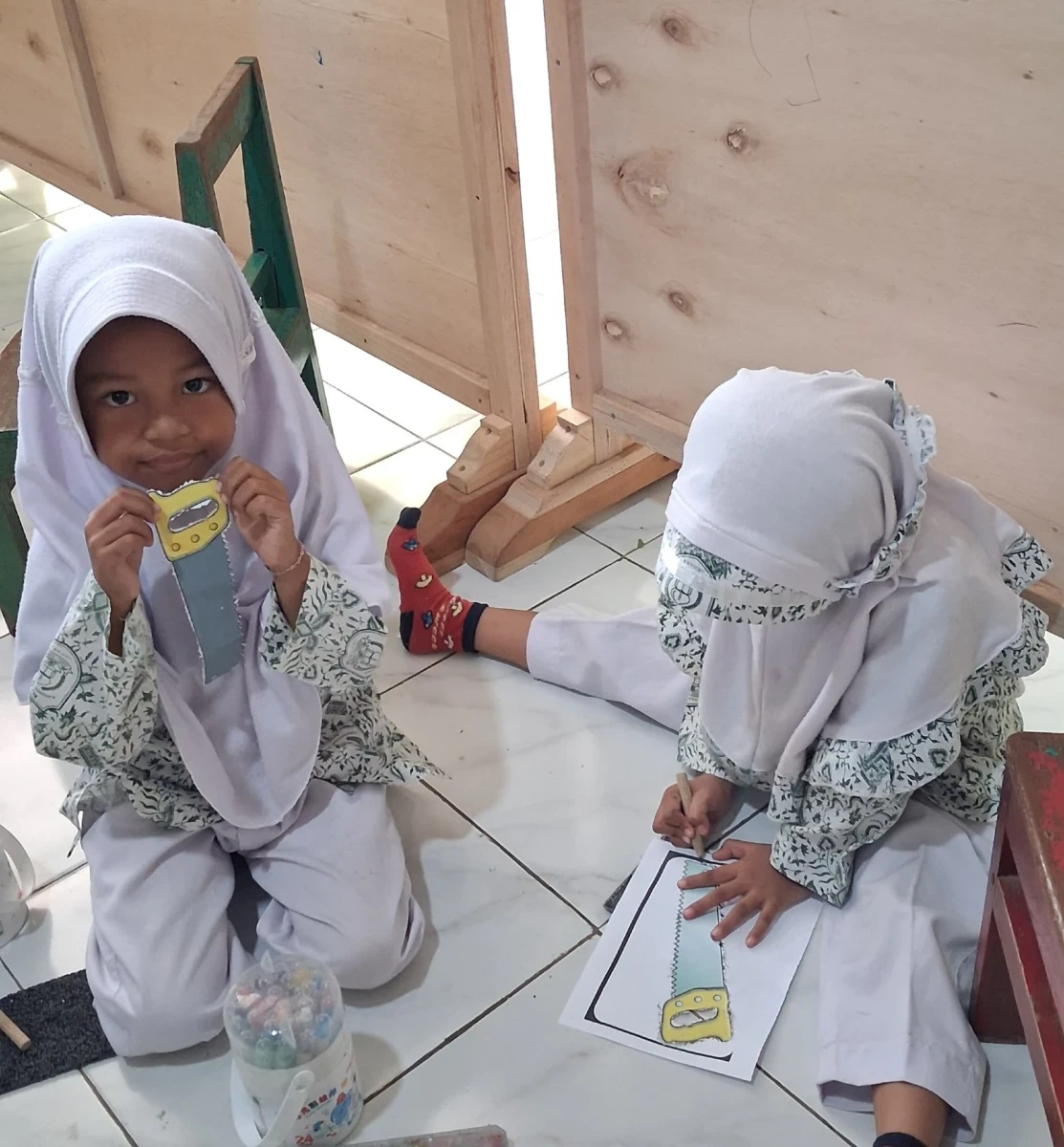 Kreatif dan Edukatif, Anak-Anak Kelas B1 RA Darul Huda 1 Karanggondang Belajar Mewarnai Alat Pertukangan