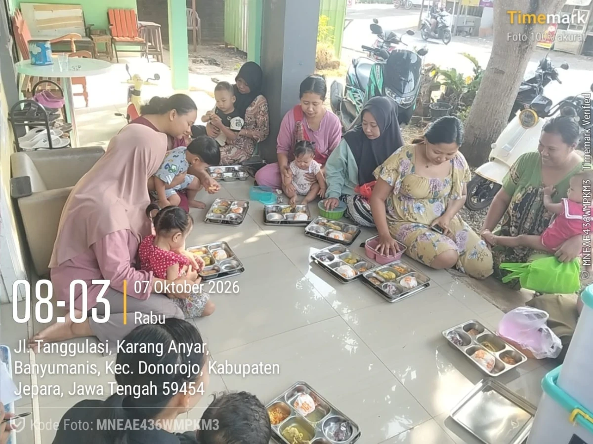 PENDISTRIBUSIAN PMT DAN MBG DI POS MAWAR MERAH 1 OLEH KADER POSYANDU
