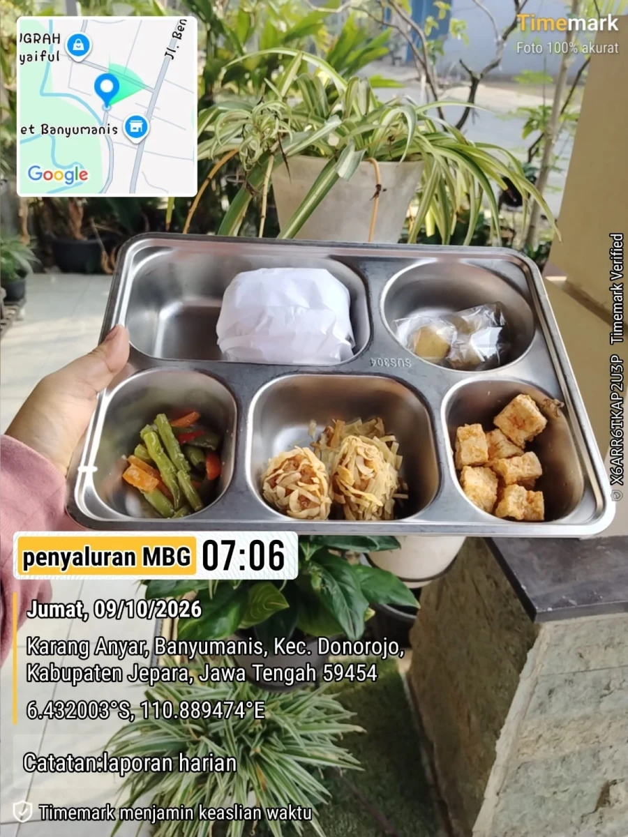 PENDISTRIBUSIAN PMT DAN MBG DI POS MAWAR MERAH 4 oleh kader posyandu