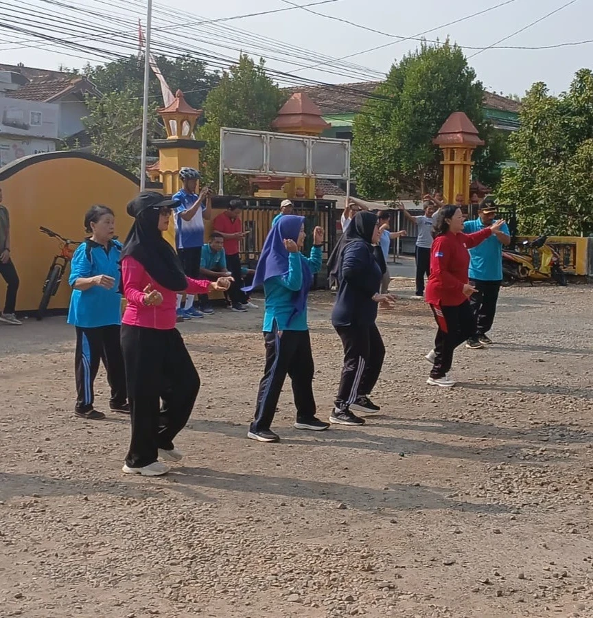 Senam Sehat TP PKK dan Perangkat Desa Karanggondang di Halaman Balai Desa