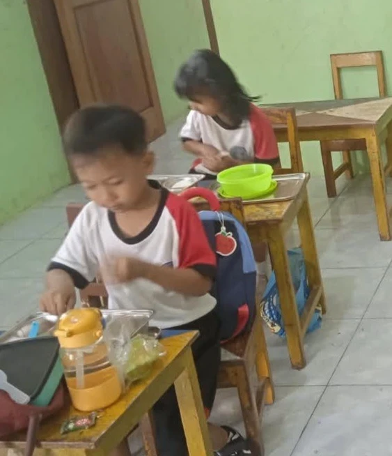 Aksi Bergizi TK Lidya Karanggondang: Distribusi Menu Makan Bergizi Gratis untuk Tumbuh Optimal