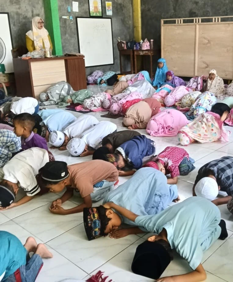Pendidikan Karakter Sejak Dini: Siswa RA Darul Huda 1 Karanggondang Belajar Salat Berjamaah