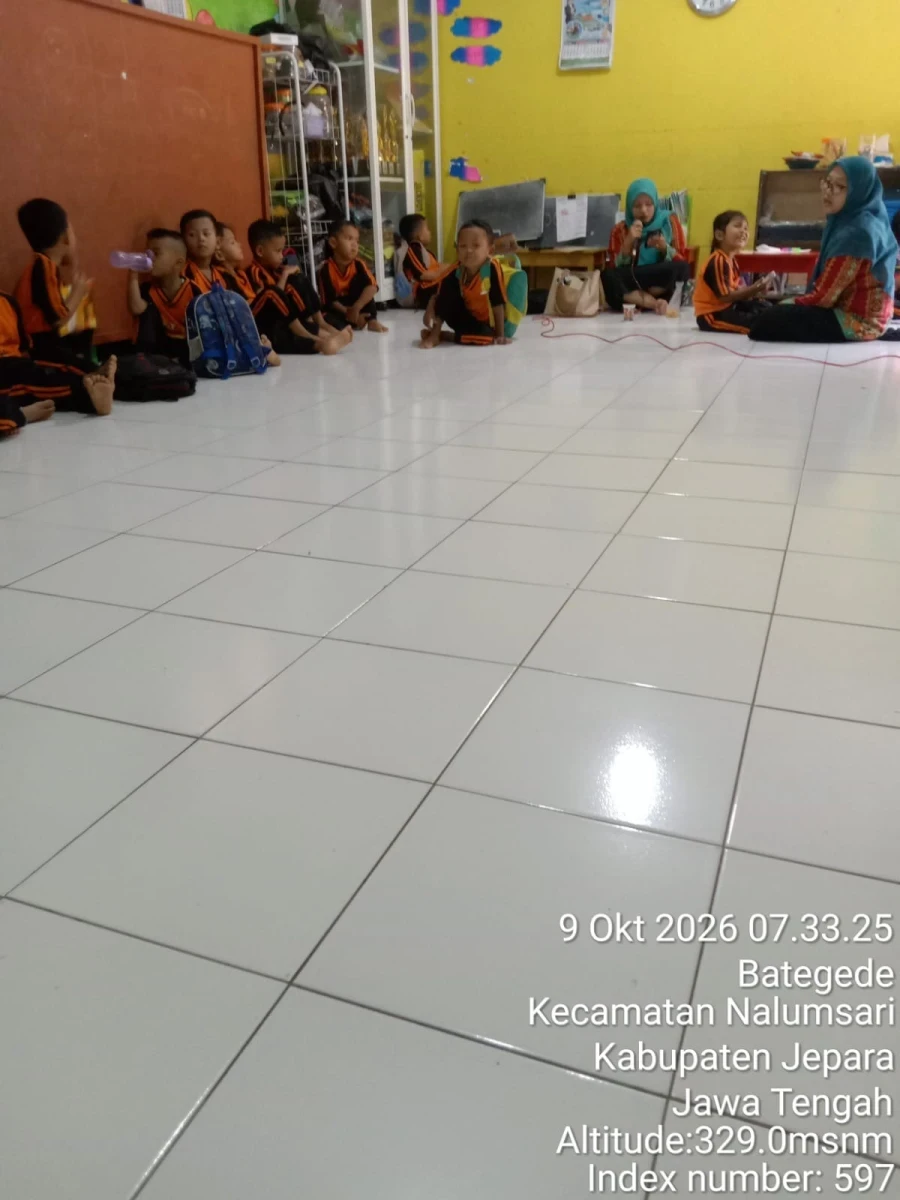 Menghafal surat surat pendek dan doa pendek . 
