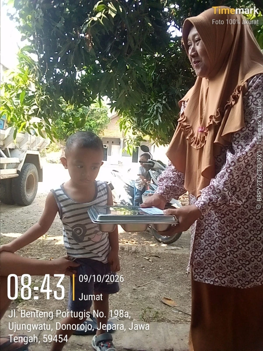 PENDISTRIBUSIAN MAKAN BERGIZI GRATIS DI RW 03 POS 03 GROBOGAN