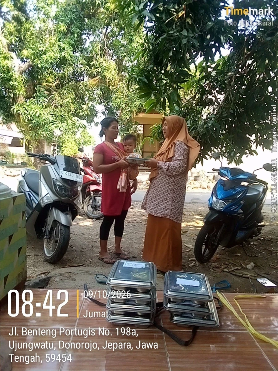 TP.PKK DESA DAMPINGI PENDISTRIBUSIAN MAKAN BERGIZI GRATIS DI RW 03 POS 03 GROBOGAN