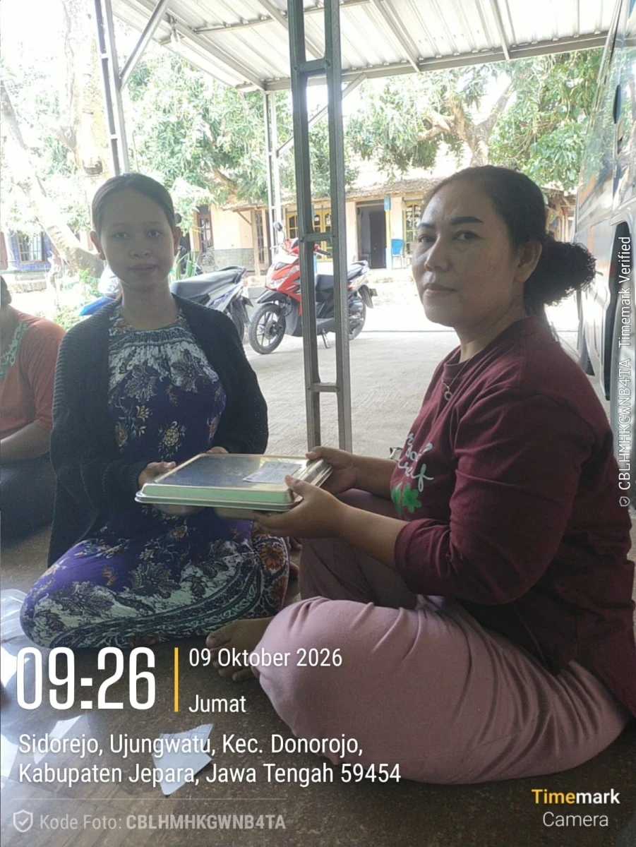 TP PKK DESA DAMPINGI PENDISTRIBUSIAN MAKAN BERGIZI GRATIS DI RW 02 POS 05 SIDOREJO
