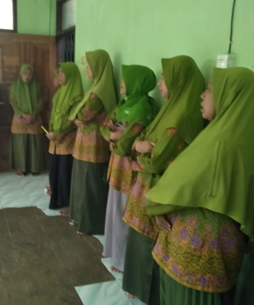 Kegiatan Rutin Pengajian Ibu-Ibu Desa Karanggondang di Gedung MI Karanggondang 1