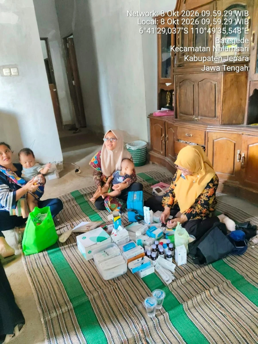Pemberian imunisasi oleh Bu bidan 