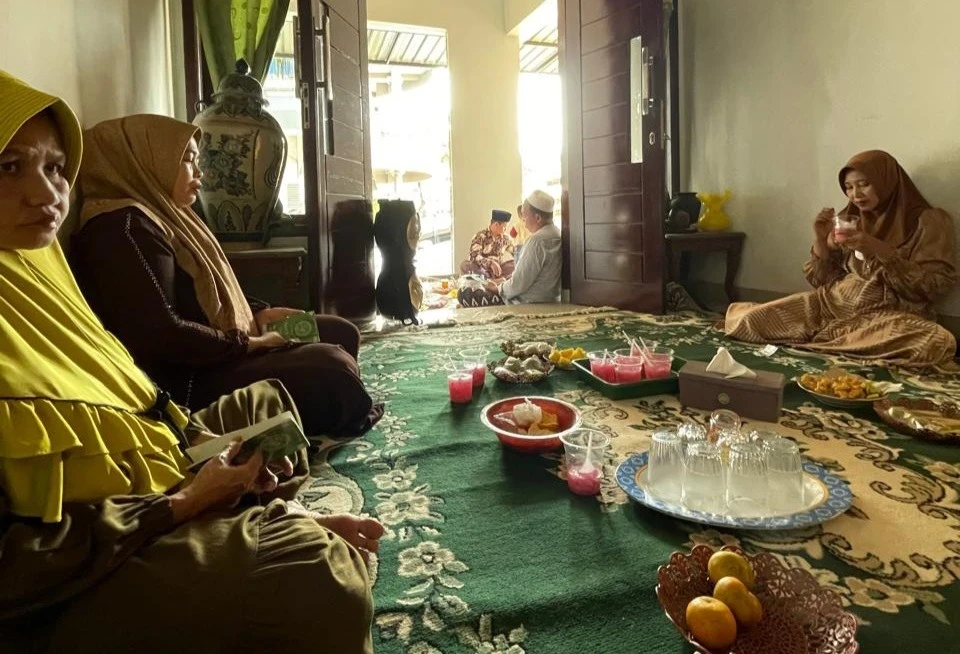 Rutinitas Arisan dan Pengajian Yasin Tahlil RT 01 RW 04 di Rumah Warga