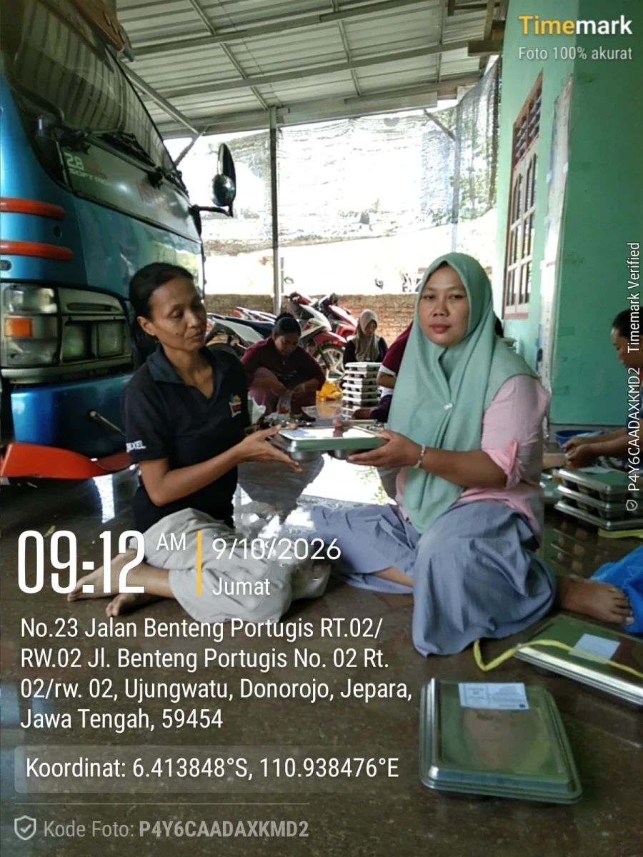 PENDISTRIBUSIAN MAKAN BERGIZI GRATIS DI RW 02 POS 02 SIDOREJO