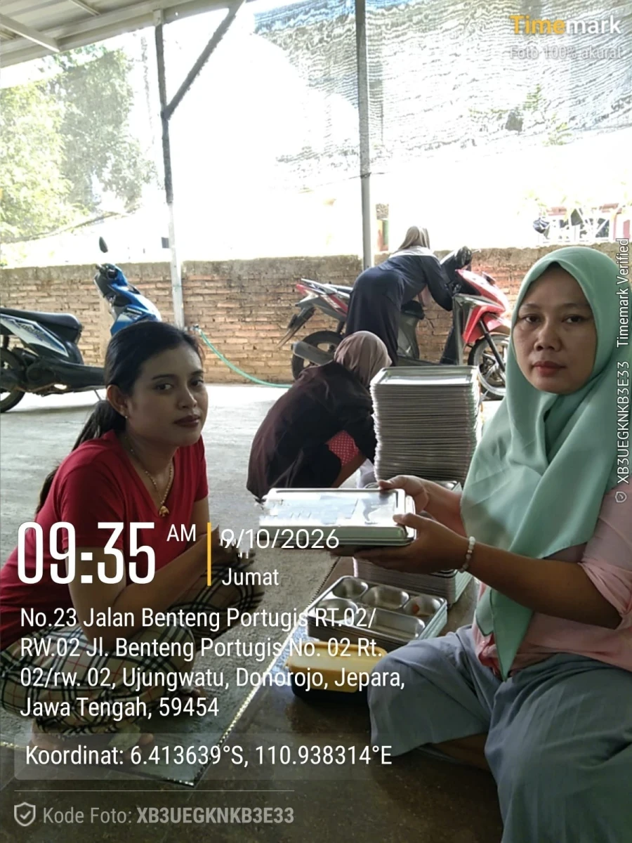 TP.PKK DESA DAMPINGI PENDISTRIBUSIAN MBG DI POS 02 RW 02 SIDOREJO