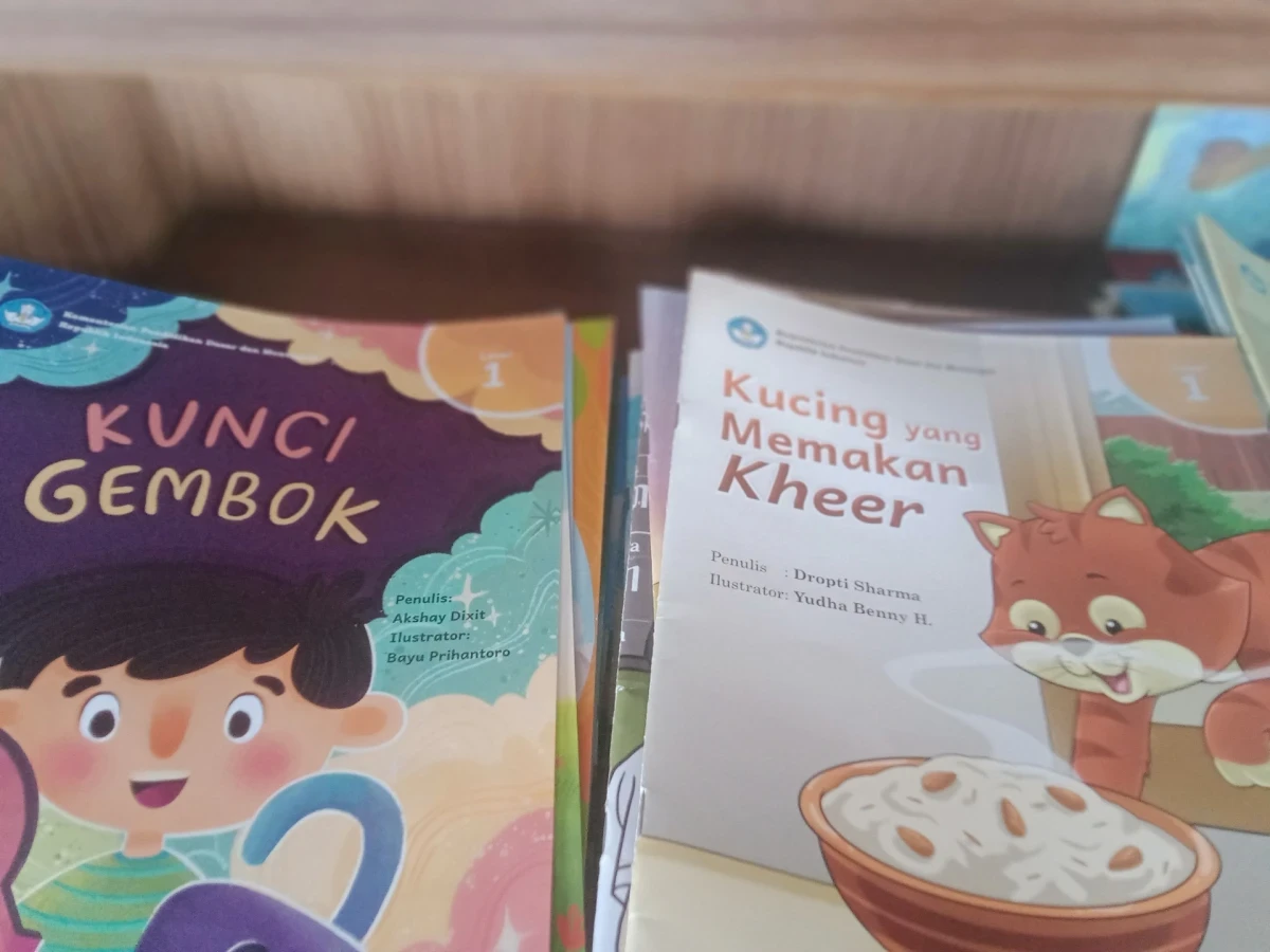 Menata koleksi buku di perpusdes PLATAR BERSINAR 