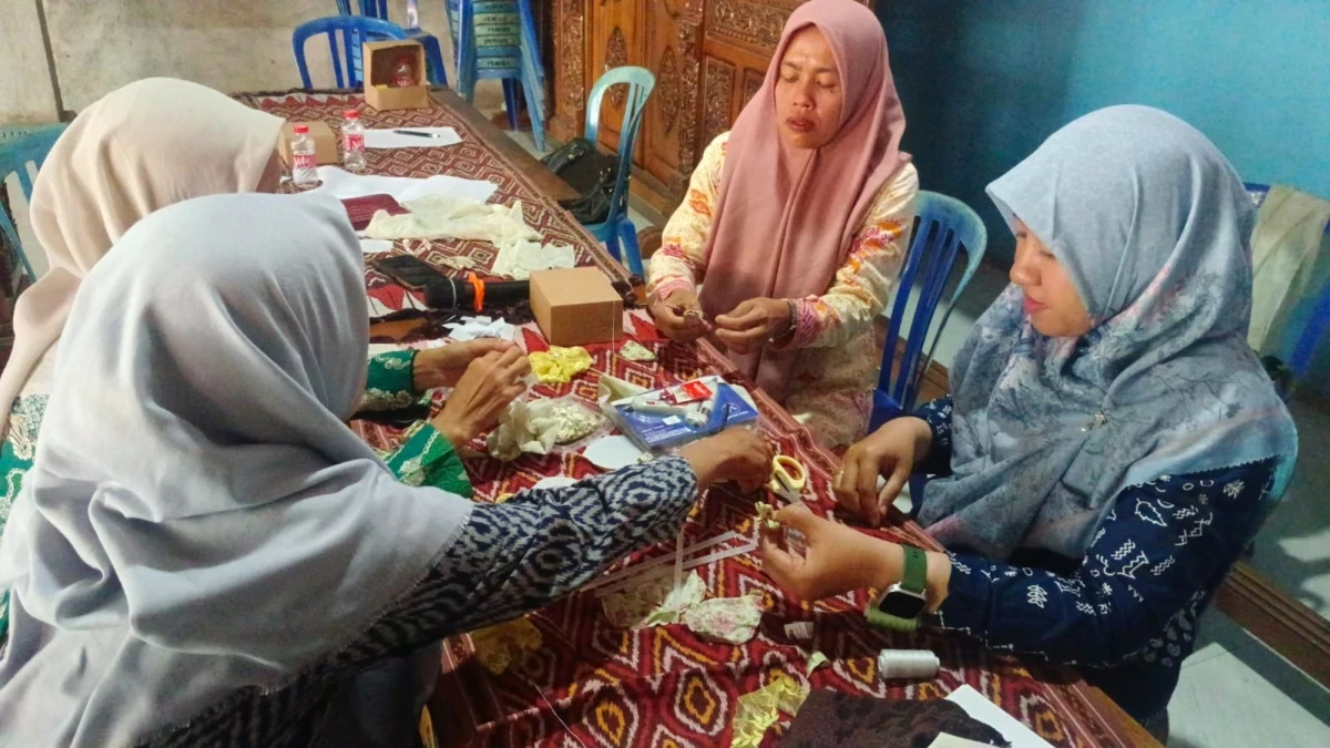 Pelatiahan Membuat Kerajinan dari Pemanfaatan Limbah Kain Perca Pokja 3 TP.PKK Desa Karangrandu