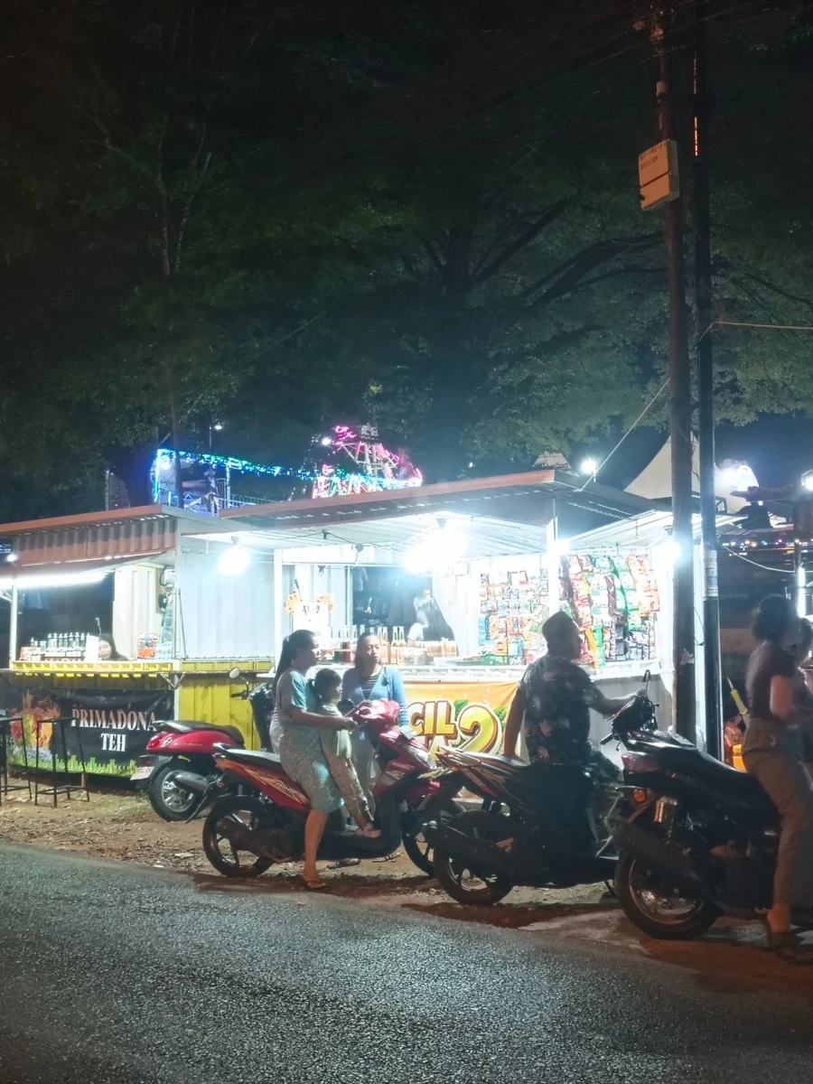 Kegiatan UMKM berjualan di pasar malam