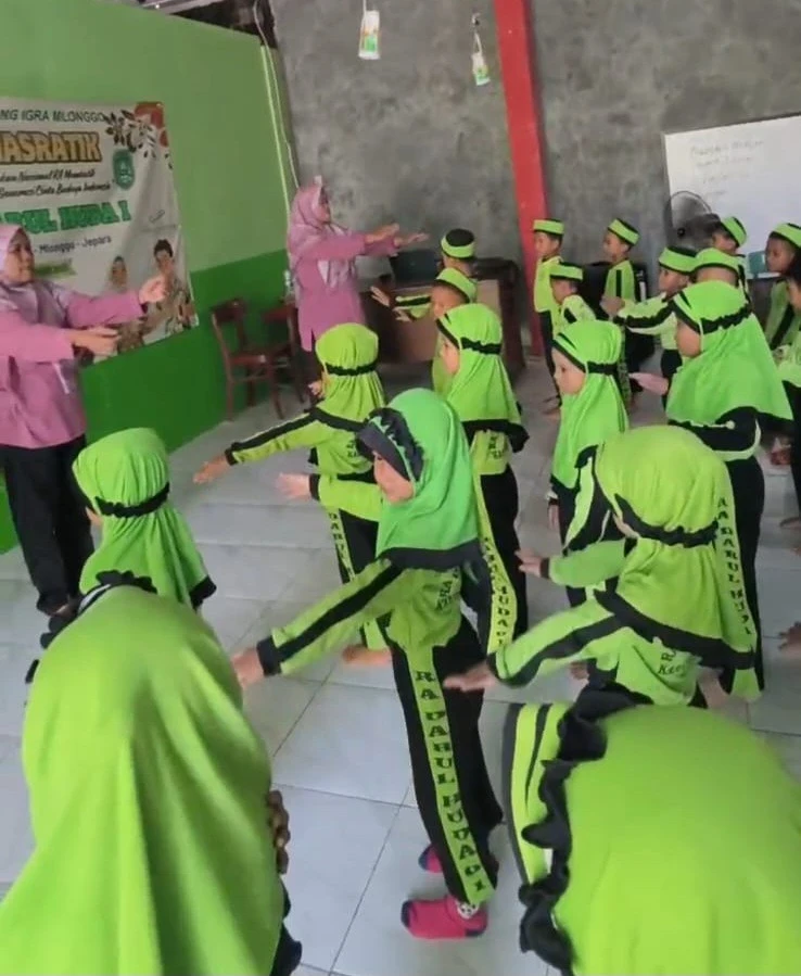 Gembira dan Sehat Bersama: Keringat Ceria di RA Darul Huda 1 Karanggondang