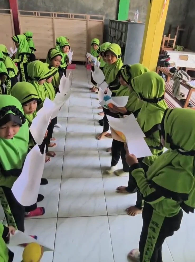 Kekompakan Si Kecil: Serunya Estafet Bola Kertas di RA Darul Huda 1