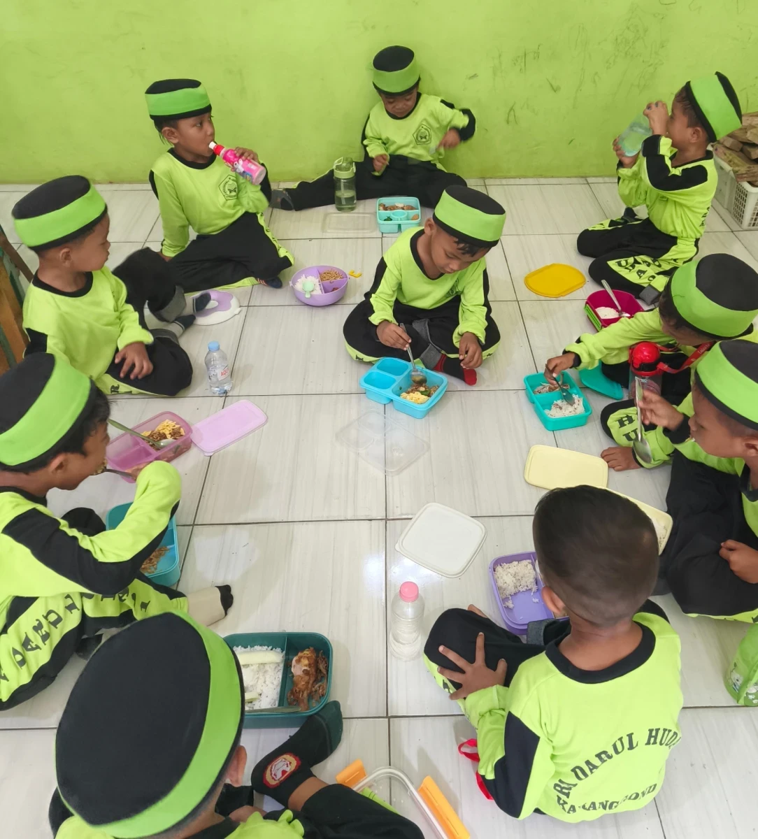 Kehangatan Kebersamaan: Ceria Makan Bersama Siswa RA Darul Huda 1 Karanggondang