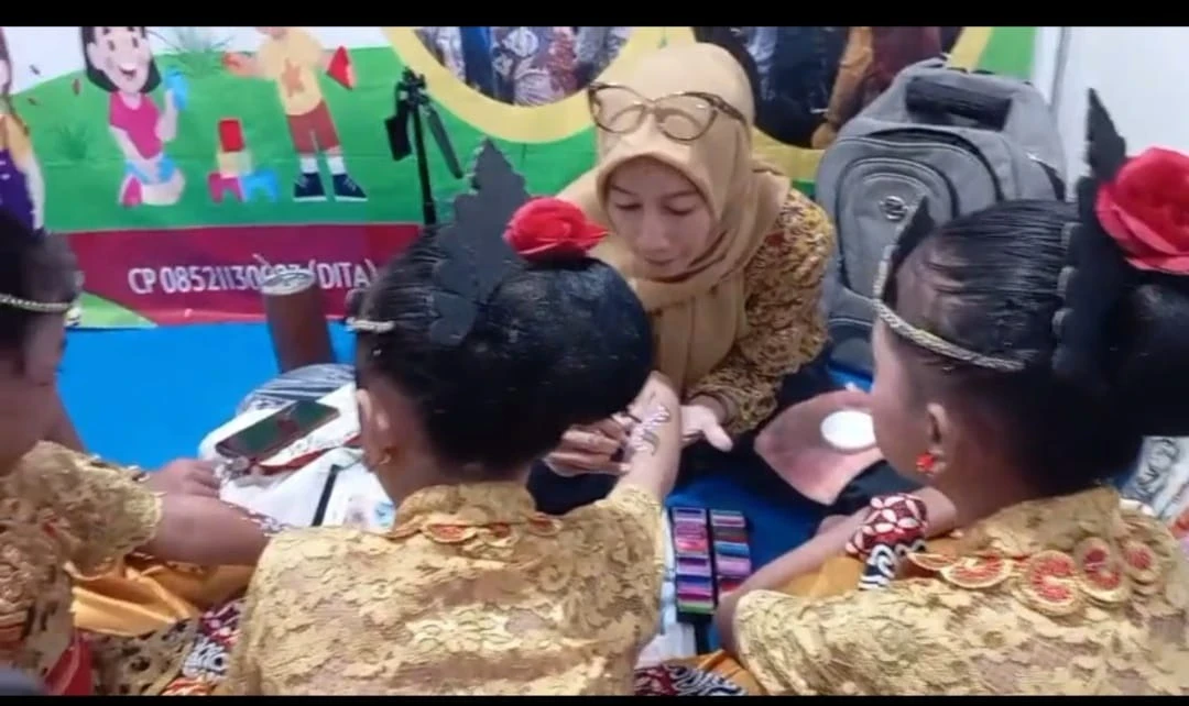 Wajah-Wajah Penuh Warna di Festival Literasi, Kreativitas TP. PKK Telukawur Curi Perhatian