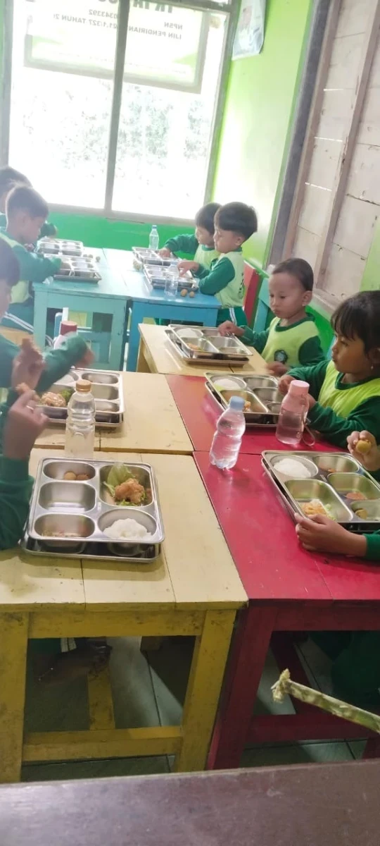 Kunjungan TP PKK saat konsumsi MBG