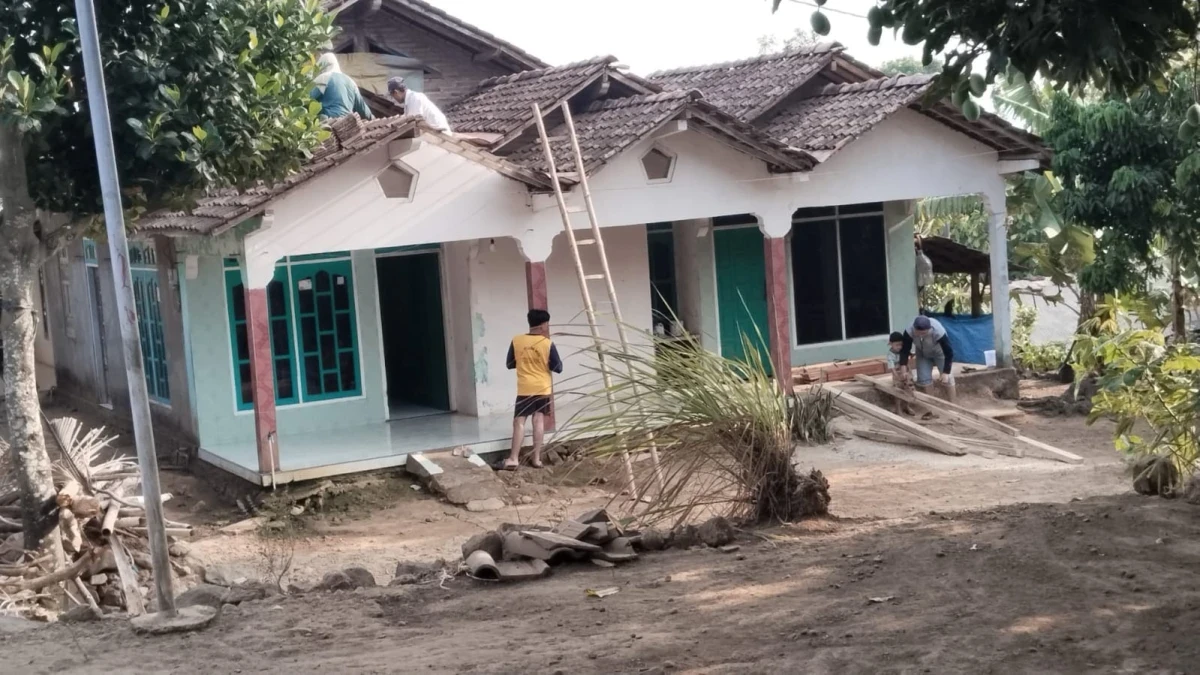Gotong Royong Perbaiki Rumah