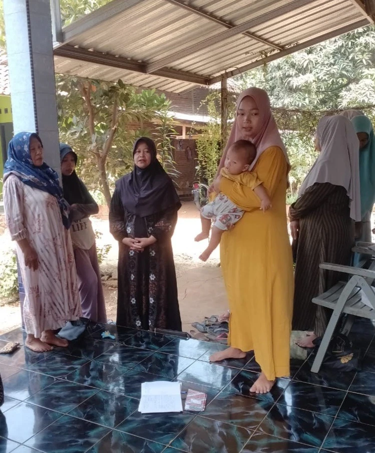 Mewujudkan Lingkungan Bersih dan Keluarga Mandiri: Sosialisasi Pilah Sampah serta Pertemuan Rutin PKK RT 03 RW 05 Karanggondang