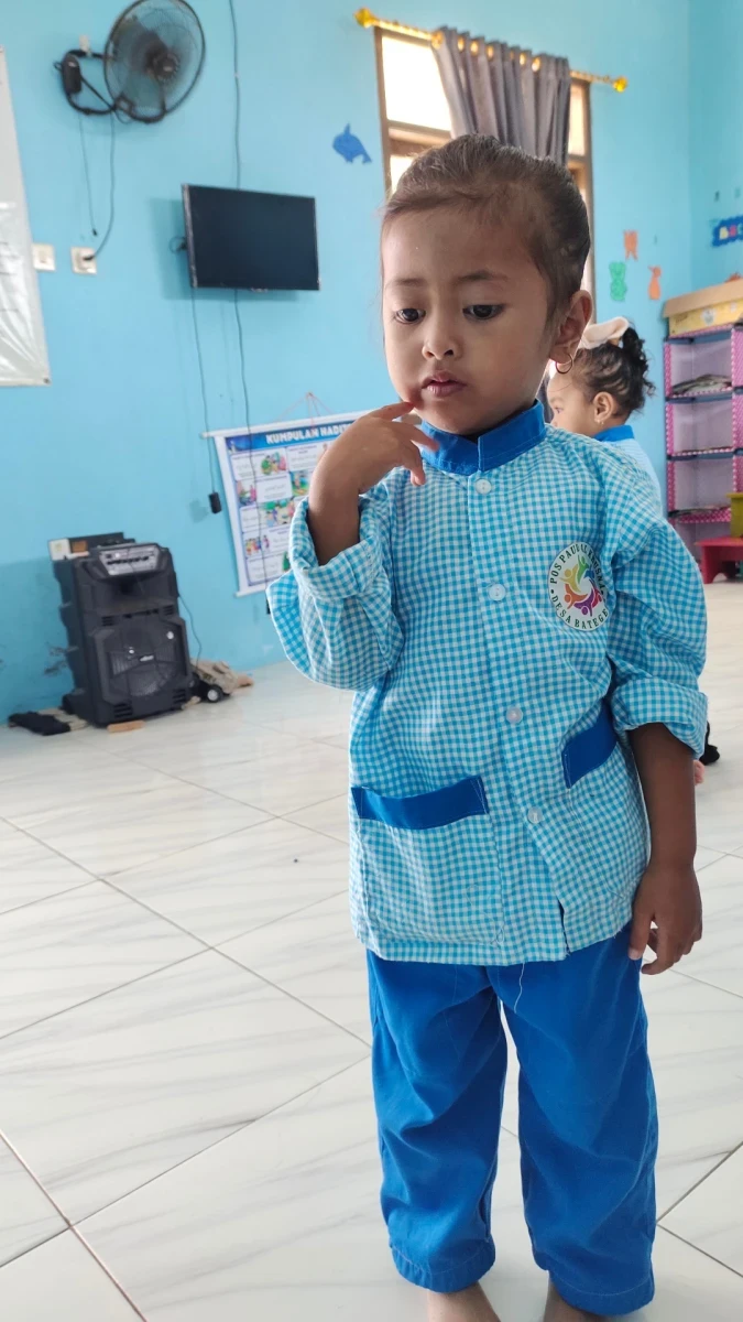 Memindahkan gelas plastik dengan sedotan 