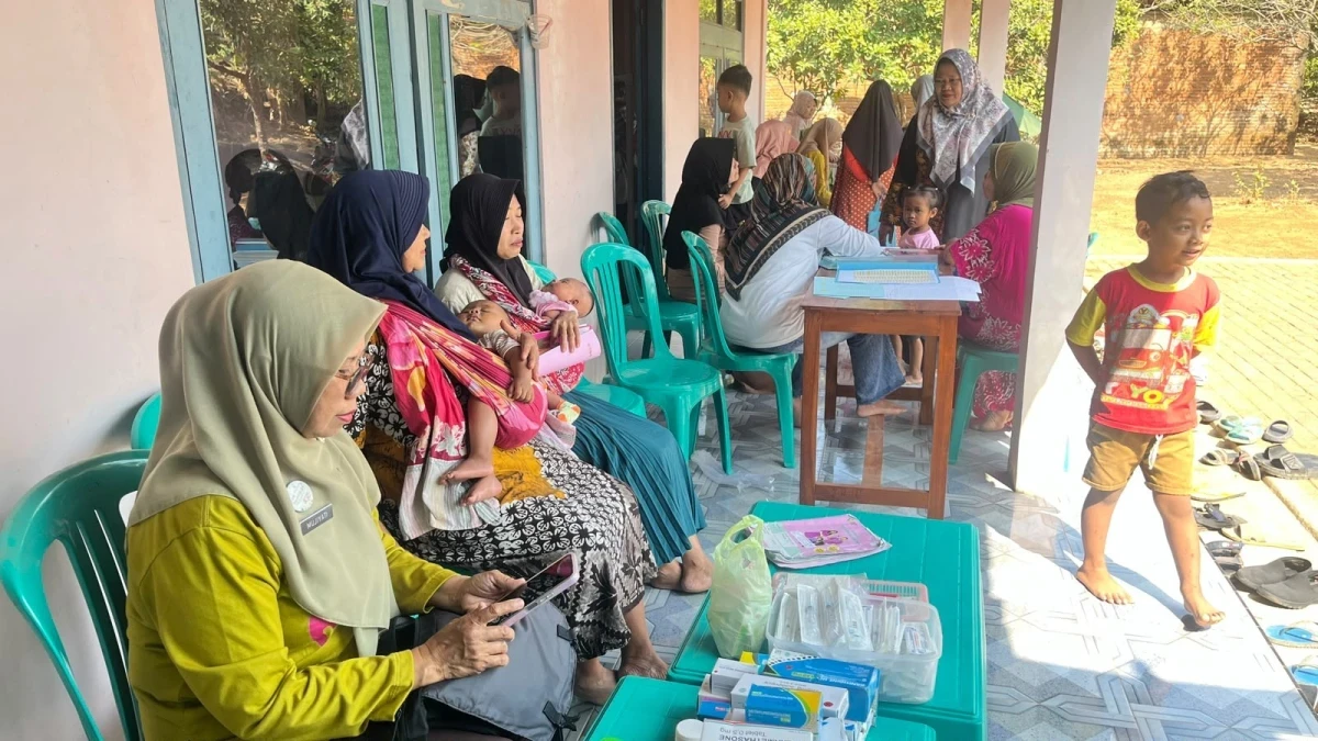 Pemberian imunisasi oleh Bu bidan 