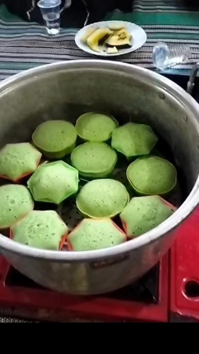 Membuat kue putu ayu PKK RW 02