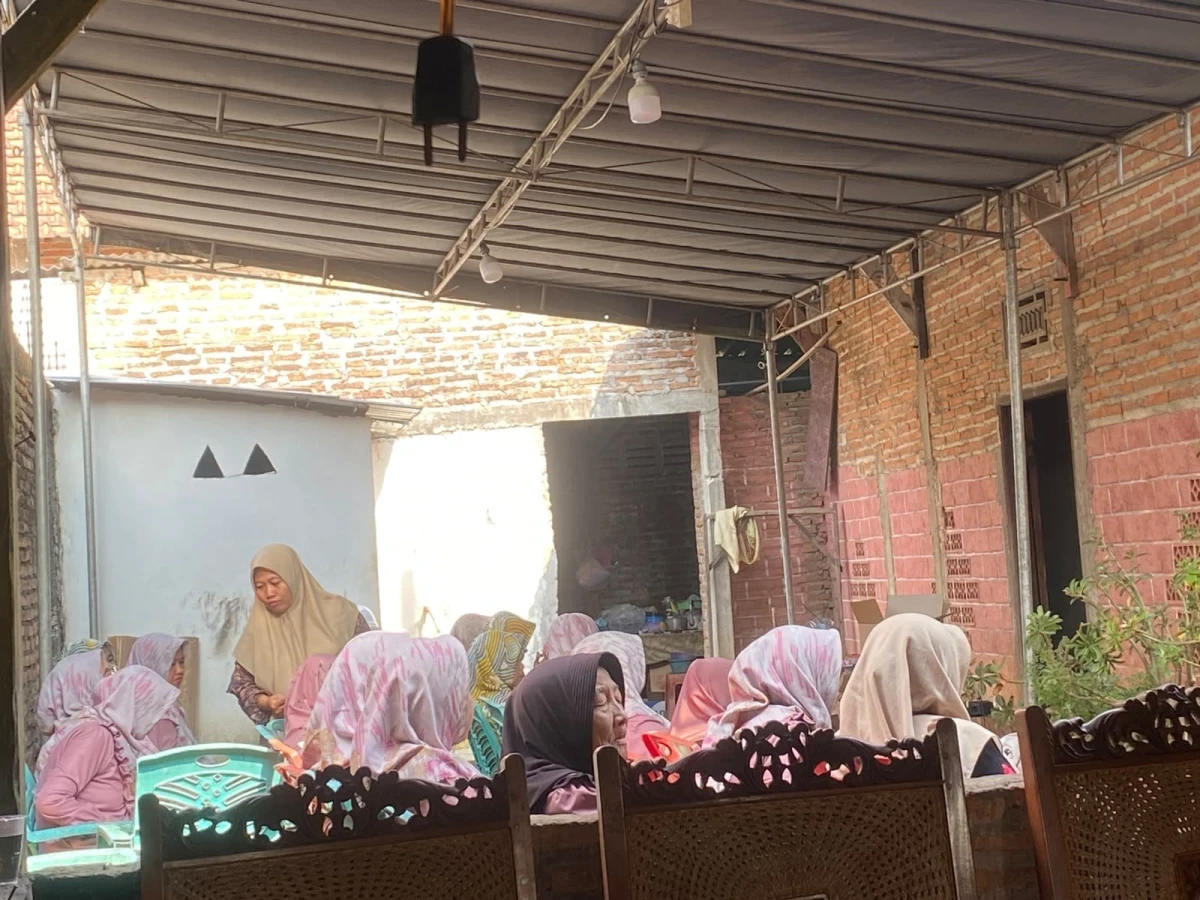 Mempererat Silaturahmi dan Menumbuhkan Kepedulian melalui Takziah Bersama PKK RT 11