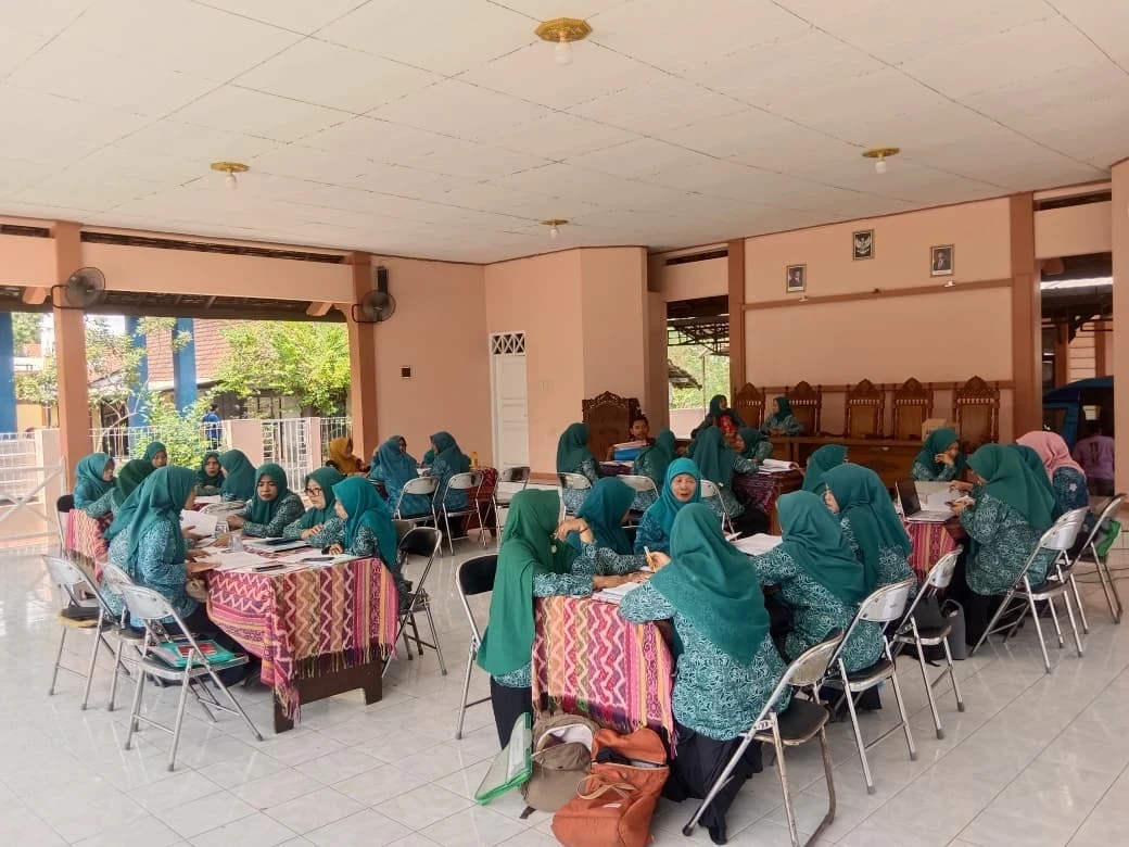 PEMBINAAN ADMINISTRASI PKK DALAM RANGKA PERSIAPAN EVALUASI AKHIR TP.PKK DESA BAKALAN DAN BANDUNGREJO KECAMATAN KALINYAMATAN