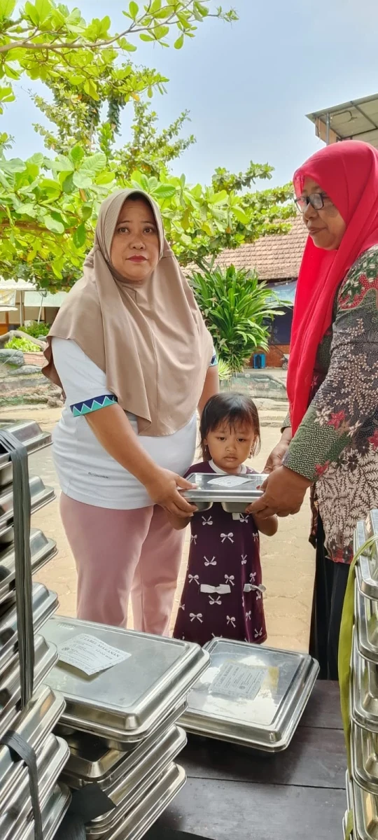 Dukung Tumbuh Kembang Optimal, Pembagian MBG bagi Balita di Posyandu Kasih Ibu 1