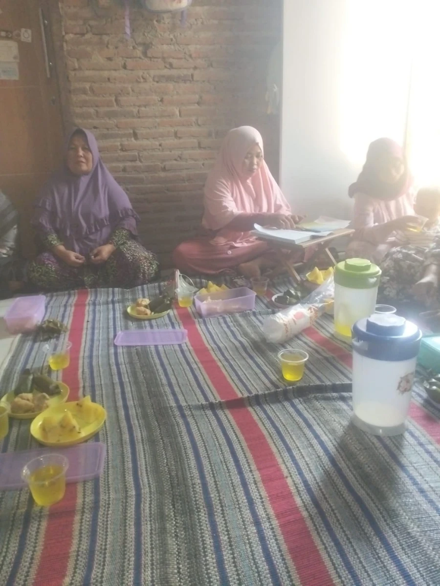 Pererat Silaturahmi, TP PKK Desa Kawak Hadiri Pertemuan PKK RT 06 Desa Kawak