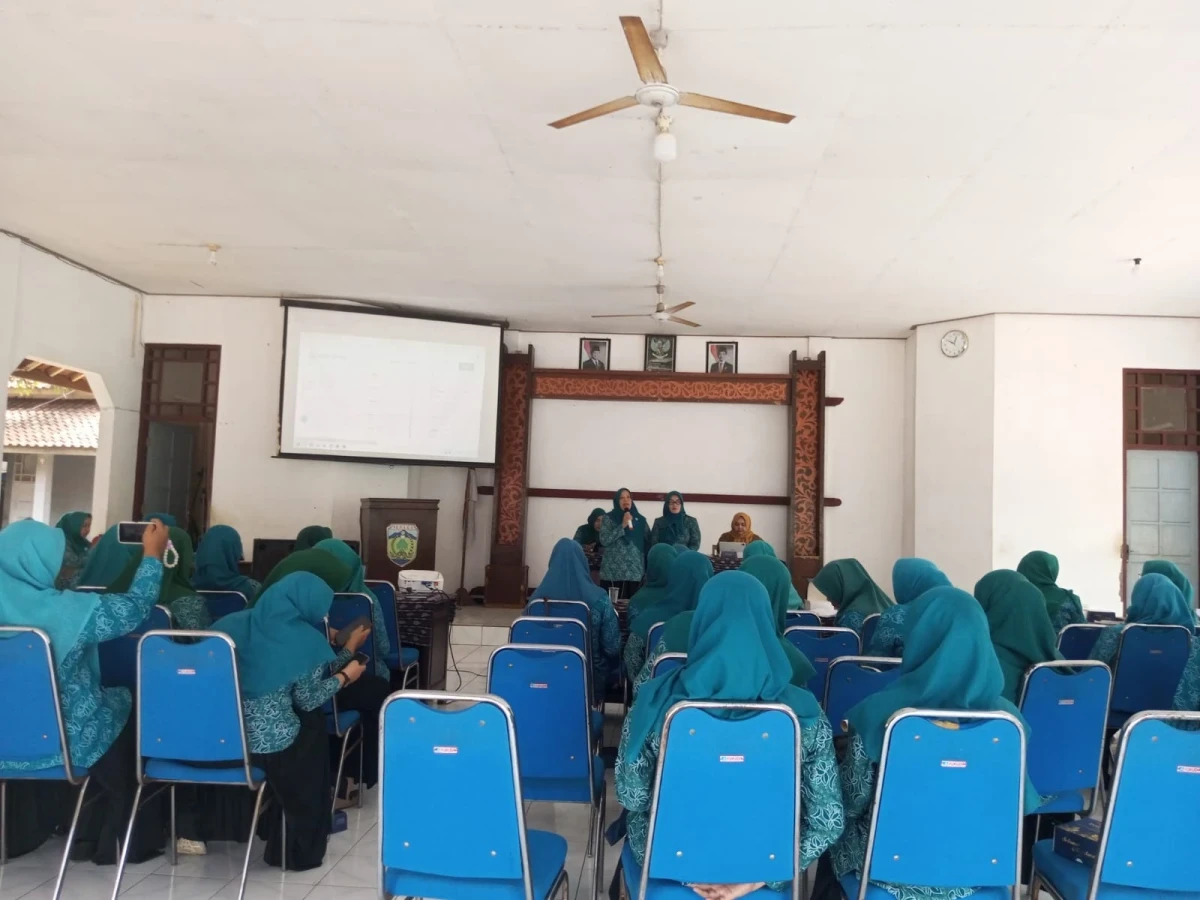 Mengikuti Rapat Koordinasi PKK Kecamatan. 